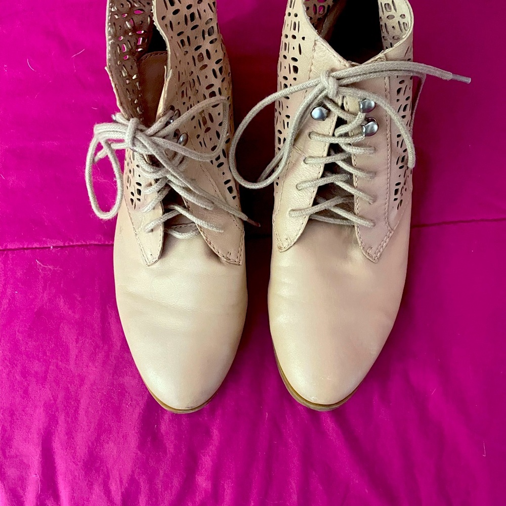 Sweet Lucky Brand light tan flat ankle booties women’s 7